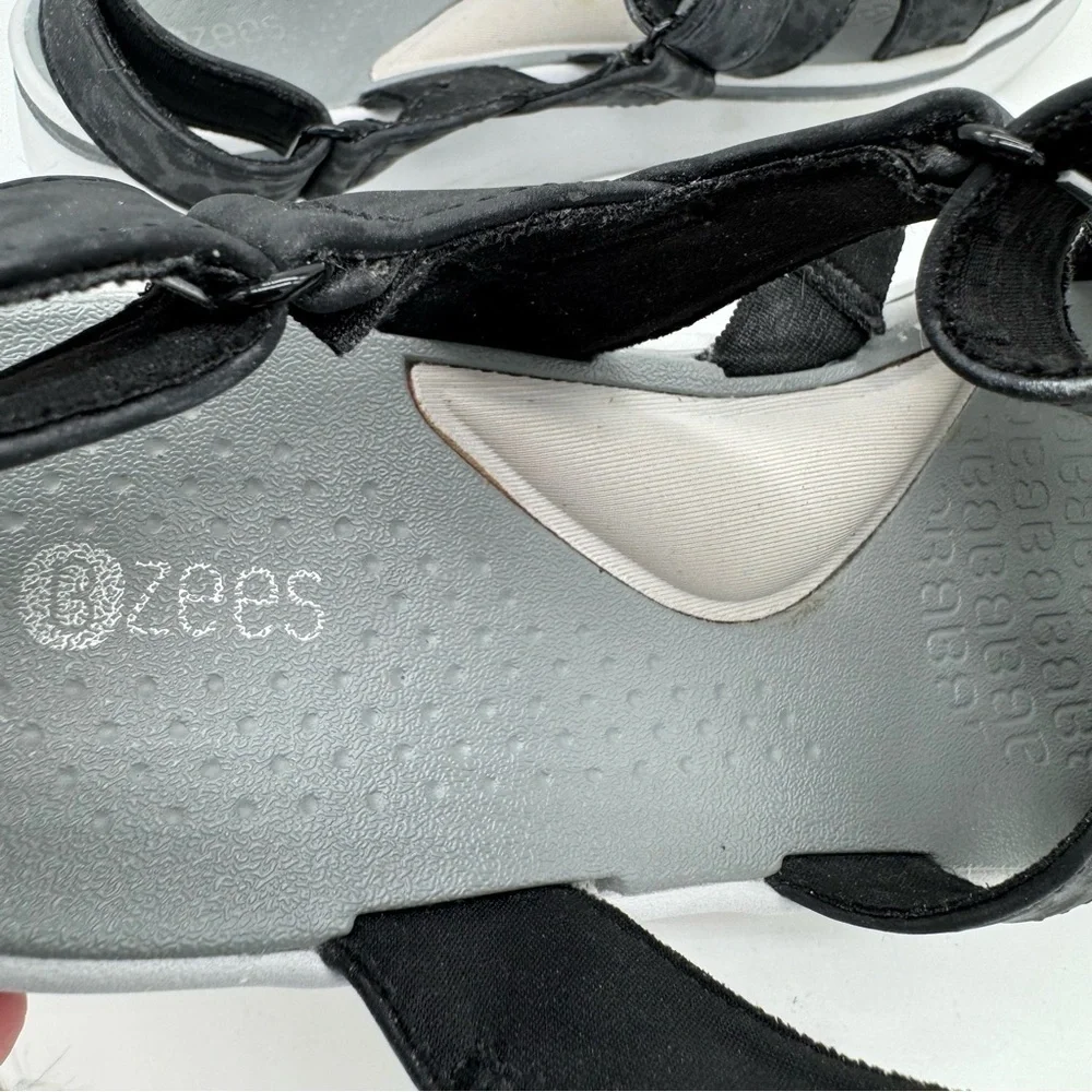 BZees traveler Comfort Sandal Black tonal animal print